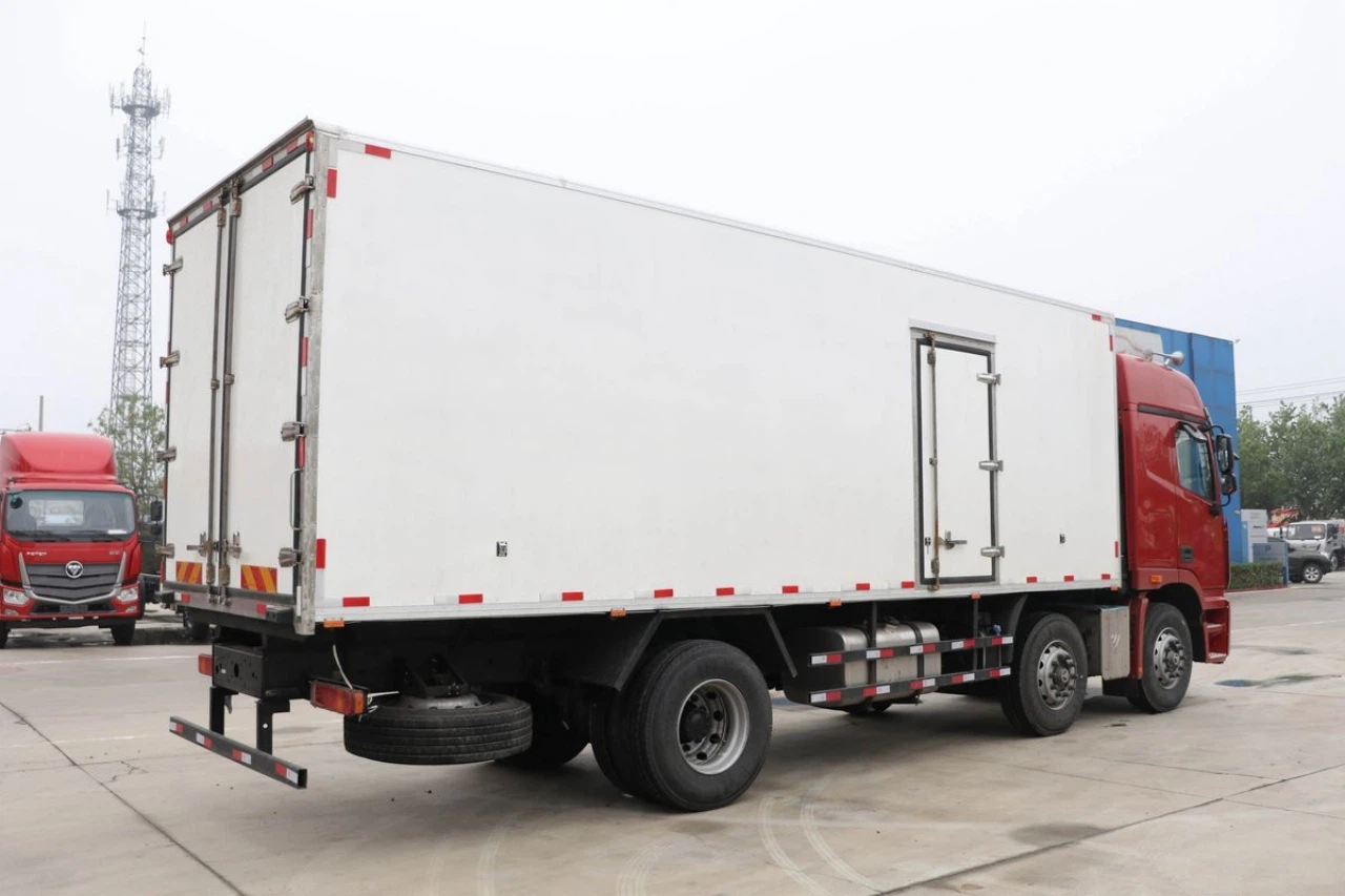 8 Wheelers 69 CBM Refrigerated Truck 9