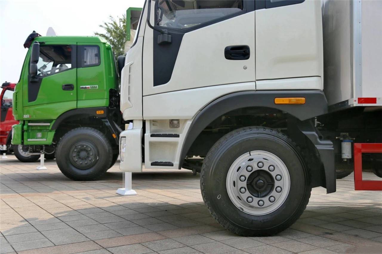 6 Wheelers 37 CBM Refrigerated Box Truck 9