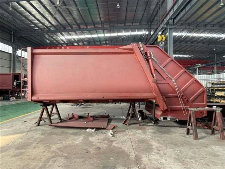 garbage-compactor-body-14m9ffa4498-797c-4dbf-bb32-b11ee92f86b3