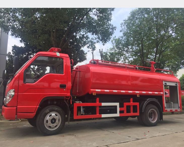 small-water-bowser-fire-truck05210858676